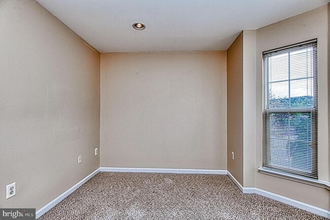 Building Photo - 5832 Cowling Ct