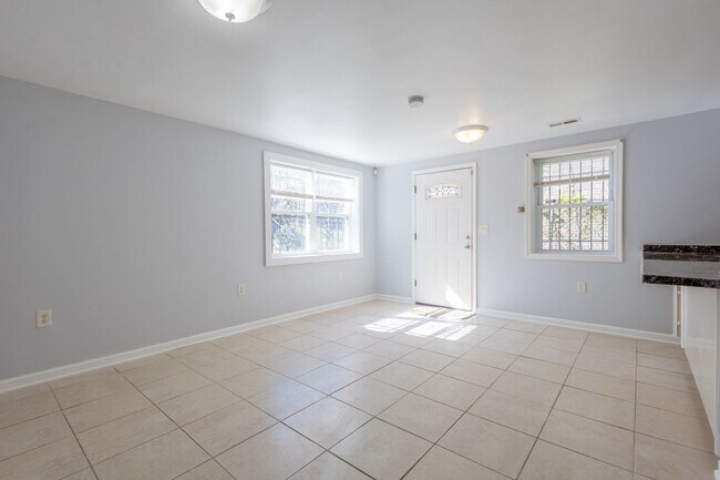 Building Photo - Charming 2 BR/1 BA Apartment in Washington...