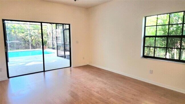 Building Photo - 3037 Crest Dr