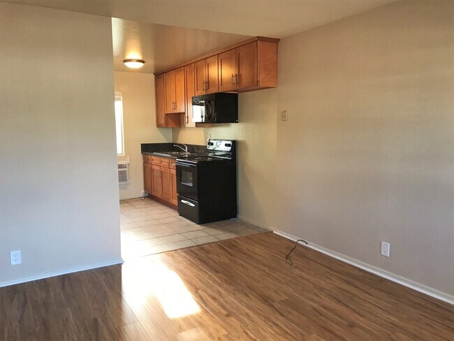 Building Photo - Adorable studio in desirable Burbank area!