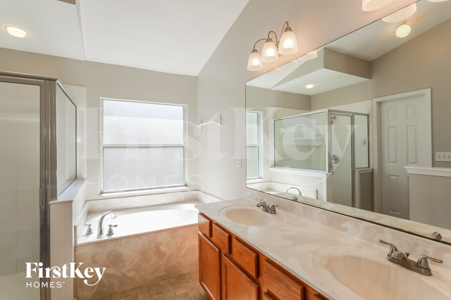 Building Photo - 2424 Willowbend Dr