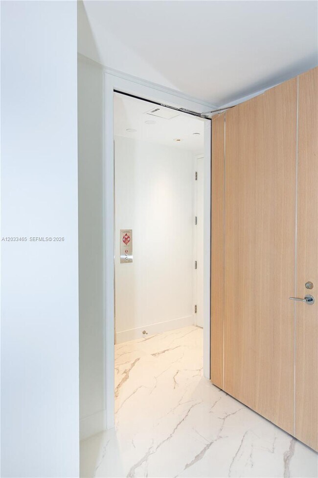 Building Photo - 15701 Collins Ave