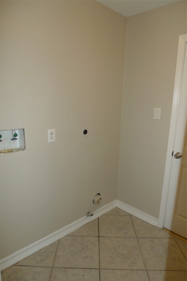 Building Photo - 15406 Ensenada Dr