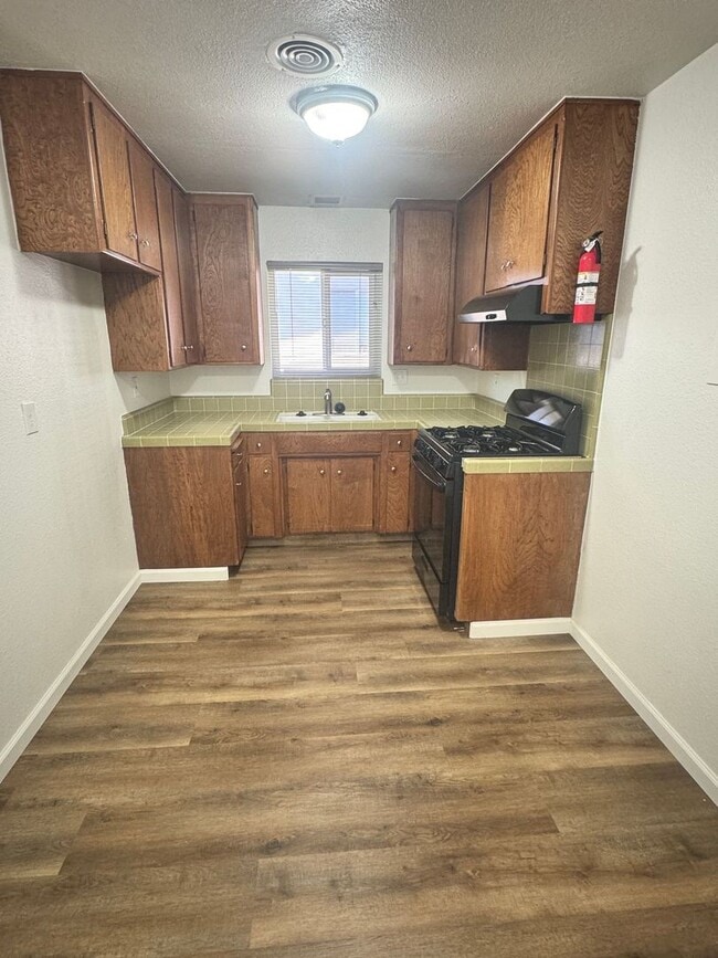 Building Photo - 2 Bedroom, 1 Bath with Garage near Hospital.