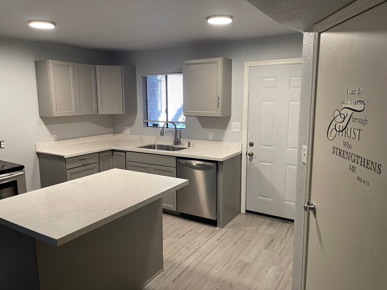 Building Photo - 3131 W Cochise Dr