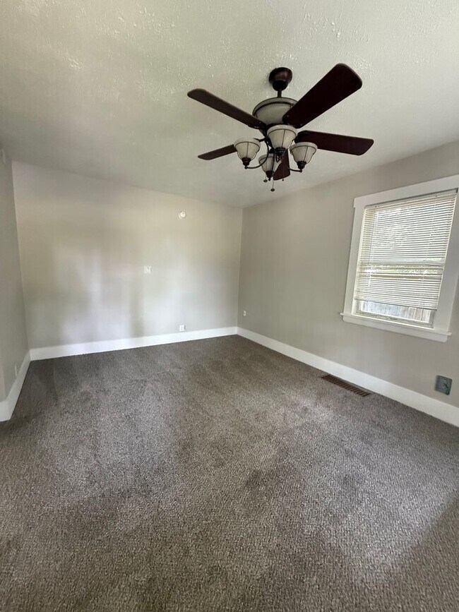 Building Photo - Large 4 Bed House with Fenced Yard