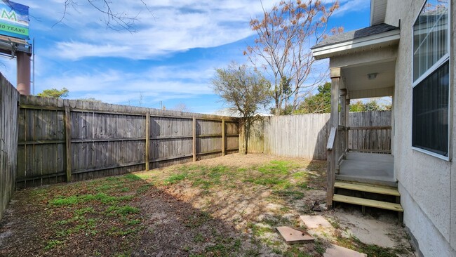 Building Photo - Single Family Home w/fenced in backyard mi...