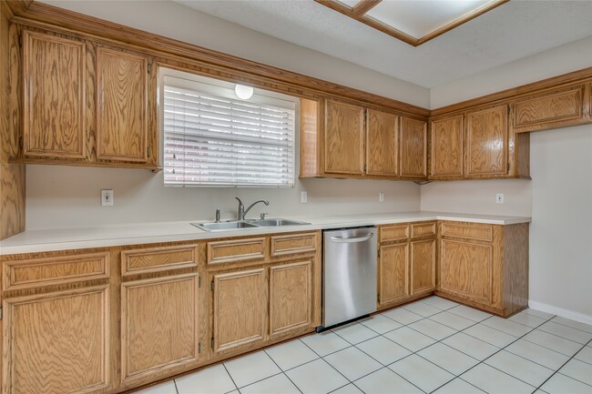 Building Photo - 2460 Pebblebrook Cir