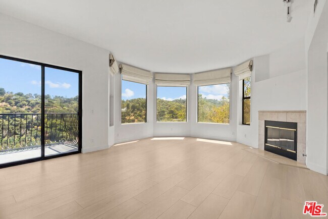 Building Photo - 3665 Alta Mesa Dr