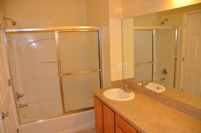Building Photo - 474 Village Dr