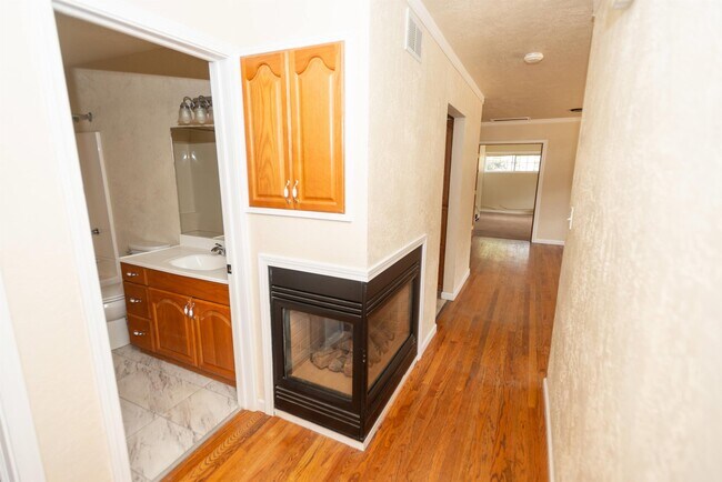 Building Photo - 307 N 3rd St