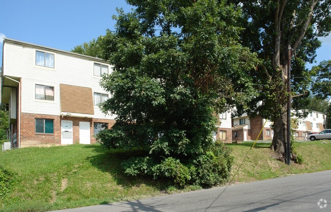 Building Photo - Maple Court Apartments