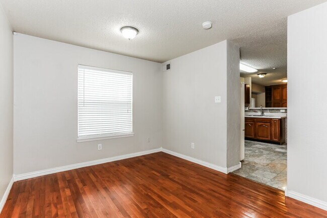 Building Photo - 1808 Rose Cir