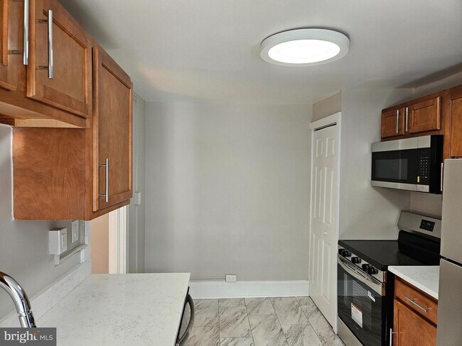 Building Photo - 334 N Market St