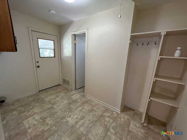 Building Photo - 310 Prather Dr