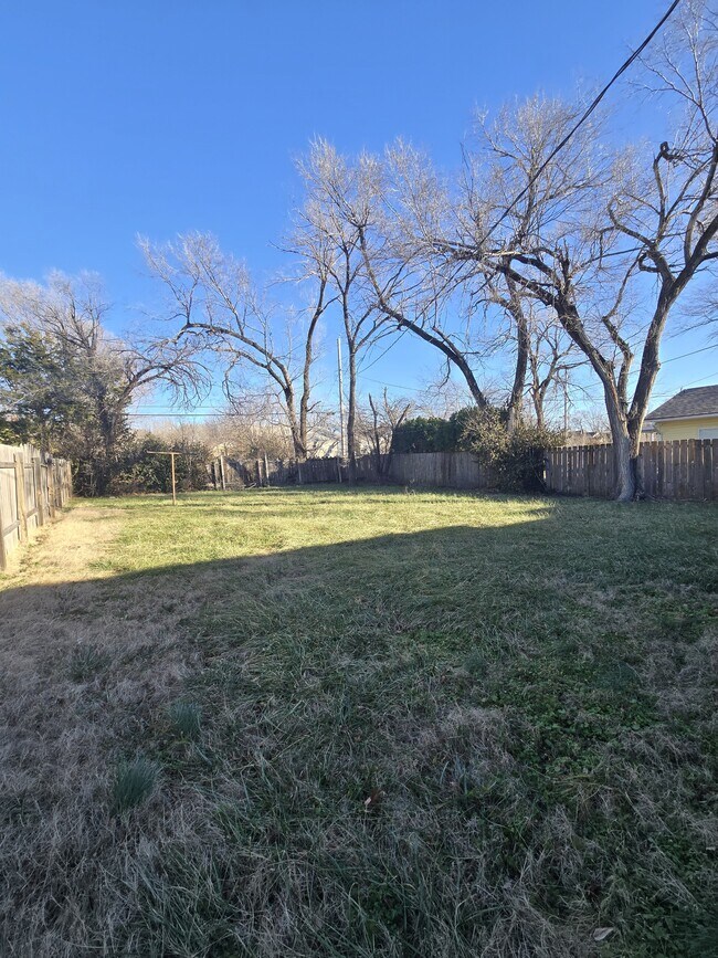 Building Photo - 1642 N Erie St