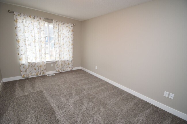Building Photo - Gorgeous 3 Bedroom Townhome in Sandy!