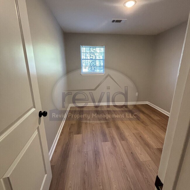 Building Photo - Recently Renovated 3Bed/1.5Bath Available ...