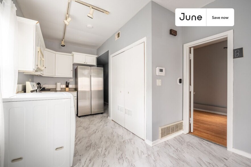 Building Photo - 2250 W North Ave