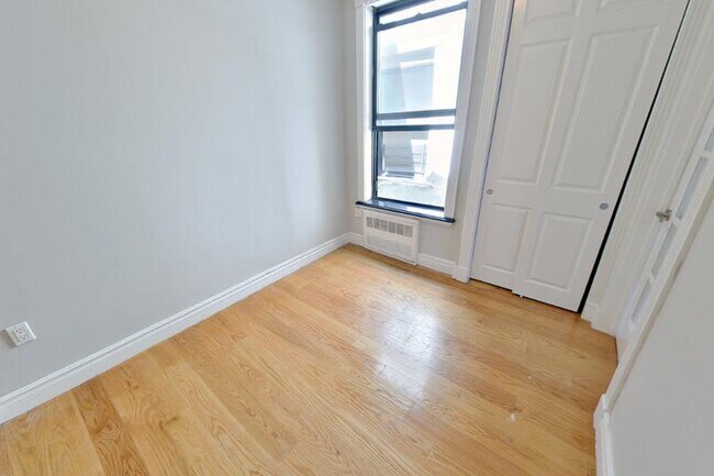 Building Photo - 424 E 9th St