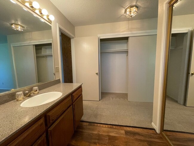 Building Photo - Spacious & Bright 3-Bedroom, 2 and 1/2 Bat...