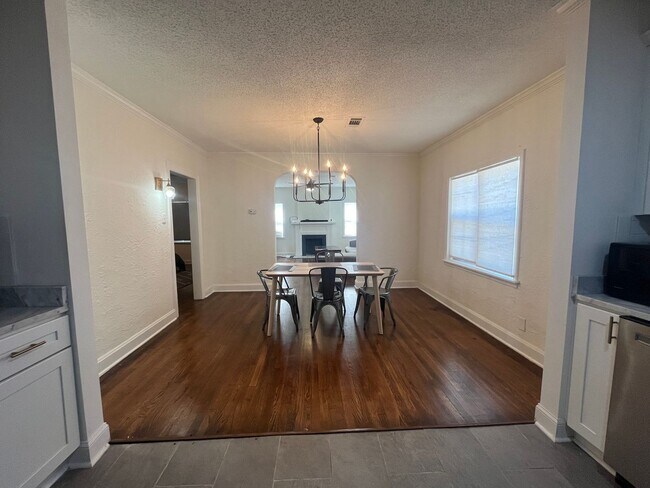 Building Photo - 2 minutes away from Rhodes College! Beautifully Renovated! Pets are owner's approval, fees do apply.