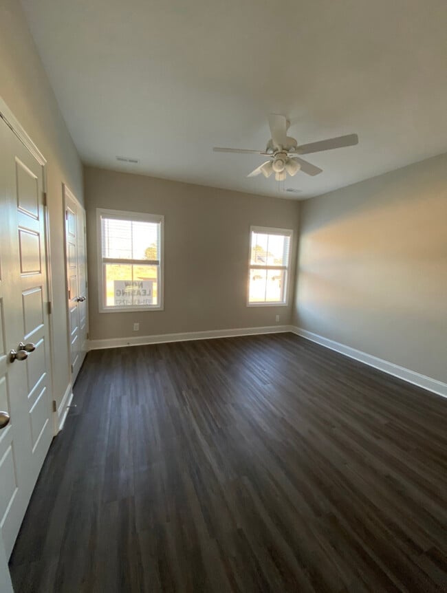 Building Photo - 1040 Glenkirk Dr