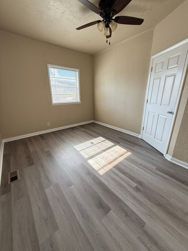 Building Photo - CUTE 3 BDRM 1 bath HOME with garage