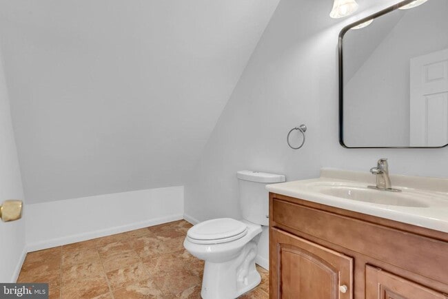 Building Photo - 1080 Crestview Dr