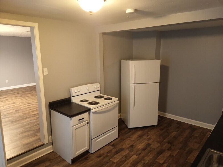 Newly renovated kitchen with new appliances and flooring. - 303 Fleetwood Dr