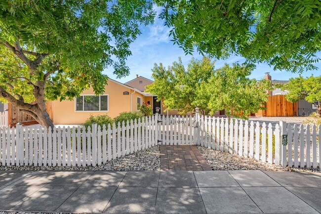 Building Photo - Beautifully Maintained 3-Bedroom Home l Hu...