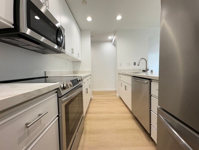 Building Photo - Newly Renovated 2BR/2BA First-Floor Condo ...