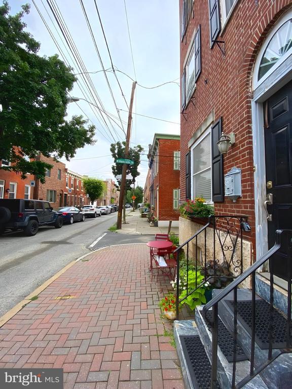 Building Photo - 130 Manton St