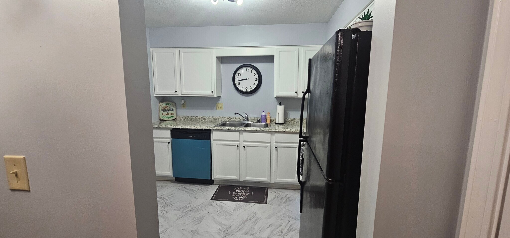 Spacious kitchen - 408 La Fontenay Ct