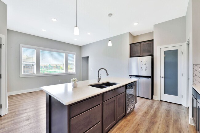 Building Photo - Living in Luxury