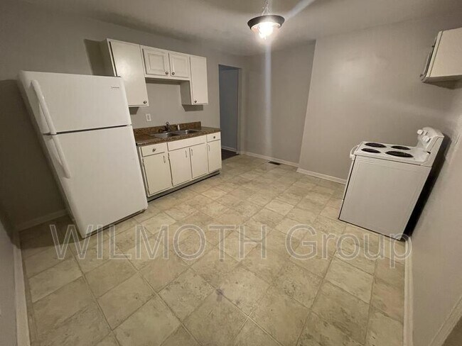 Building Photo - 424 N Beville Ave
