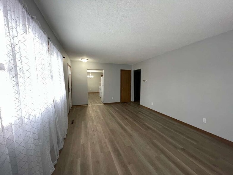 Building Photo - 416 Lakeland Dr SE
