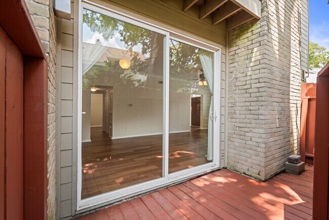 Building Photo - 2100 Tanglewilde St