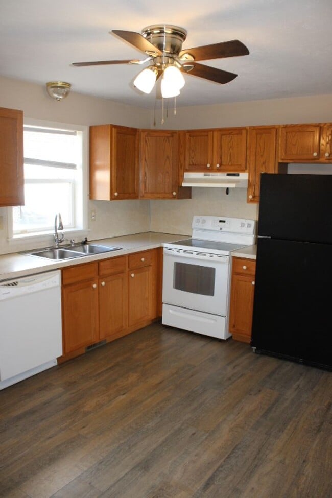 Building Photo - Move-In Ready 2BR Townhouse w/ Central AC & Off-Street Parking
