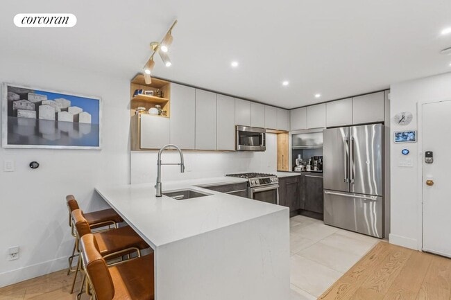 Building Photo - 275 W 96th St