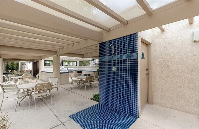 Building Photo - COMPLETELY REMODELED 3 Beds+2.5 Baths 2-st...