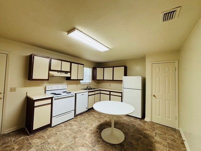 Building Photo - 208 Pheasant Run Dr