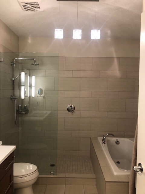 Building Photo - Stunning-Updated-Unfurnished Condo @ Hyde Park Place!