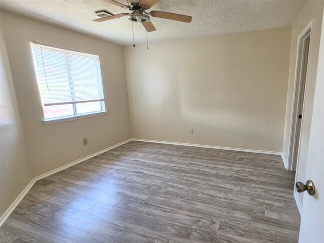 Building Photo - 13939 Plantation Valley Dr