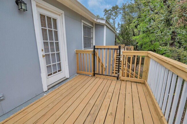 Building Photo - 500 Algerita Dr