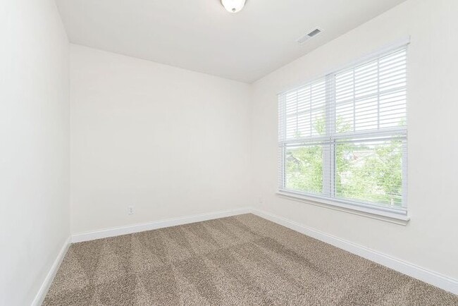 Building Photo - Beautiful Three Bedroom in Carmel!