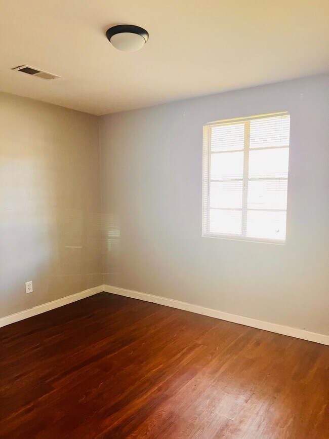 Building Photo - 2 Bedroom, 1 Bath in West Columbia