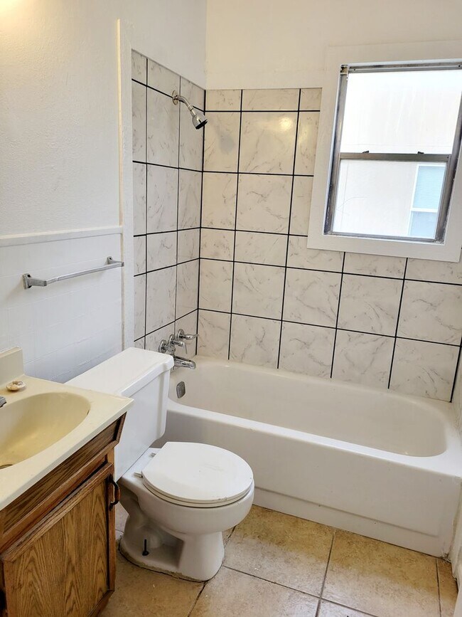 Building Photo - Alamo Ave.