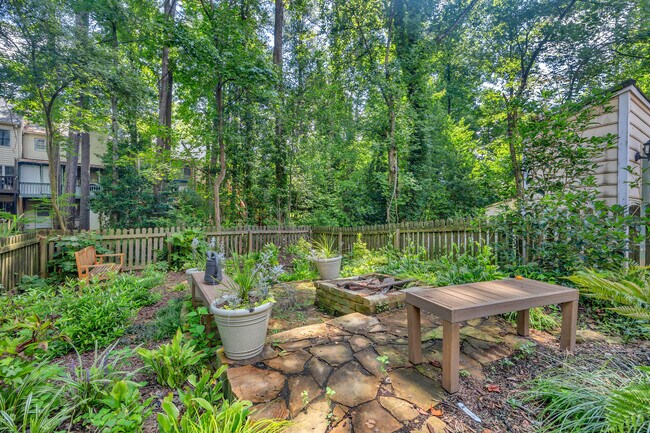 Building Photo - 586 Saint James Walk SE