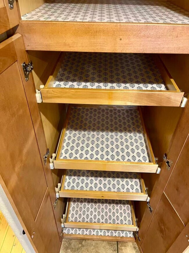 Building Photo - 5 bedroom and 3 bathroom two level house